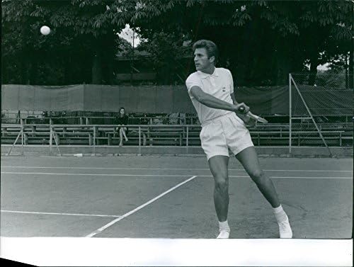 תצלום וינטג 'של ז'אן-NO235; L גרינדה משחקת טניס במגרש הטניס .- מאי 1960