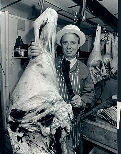הקצב בריאן פיקרינג מקוסטסי עם קיצוץ בקר בחנות שלו 16 במאי 199 - צילום העיתונות וינטג '
