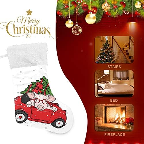גרבי חג המולד של Alaza חזיר ברכב עם קישוטי גרביים גדולים עם עץ חג המולד קלאסי להתאמה אישית לעיצוב המסיבה