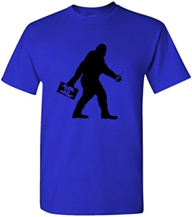 Sasquatch Bigfoot עם מסיבה מצחיקה של בירה - חולצת טריקו כותנה לגברים