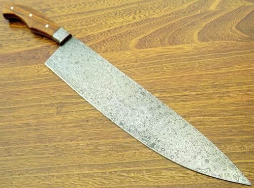 סכין שף מפלדת דמסקוס בעבודת יד בהתאמה אישית עם ידית עץ