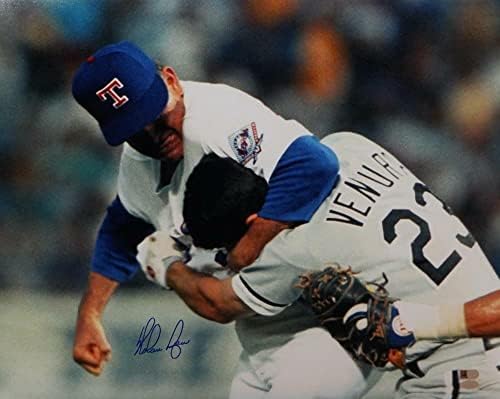 נולן ראיין חתם על טקסס ריינג'רס 16x20 צילום לחימה - הולוגרמה AIV *כחול - תמונות MLB עם חתימה