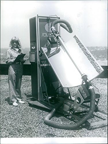 תמונה וינטג ' של אלקטי אני קראפט - אני בור אישה בודקת מכונה שהונחה על הגג, 1977.