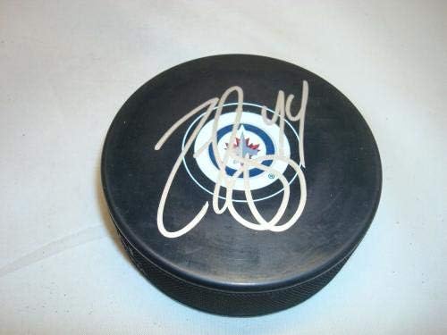 זאק בוג 'סיאן חתם על הוקי פוק של ויניפג ג' טס עם חתימה של פוק 1א