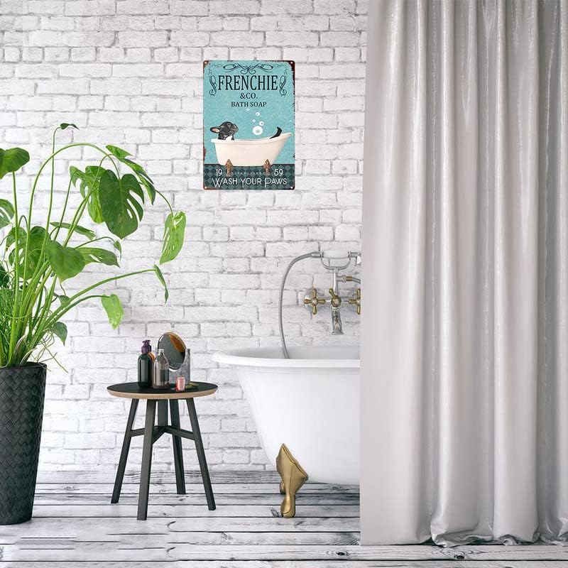 שלטי פח מתכתית סבון אמבטיה בולדוג צרפתי שוטפים את כפות חדר האמבט
