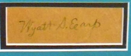 וויאט ארפ חתימה על נייר מיושן. איש החוק המפורסם ביותר ואת לוחם האקדח של 1800
