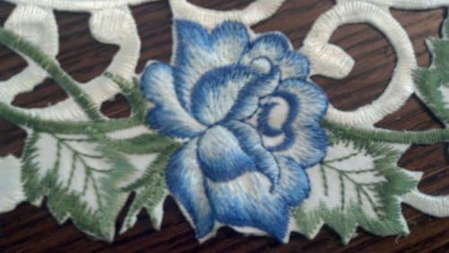 מפת שולחן בוטיק או שולחן טופר ריבוע רקום עם ורדים כחולים ויקטוריאניים, בגודל 34 אינץ '